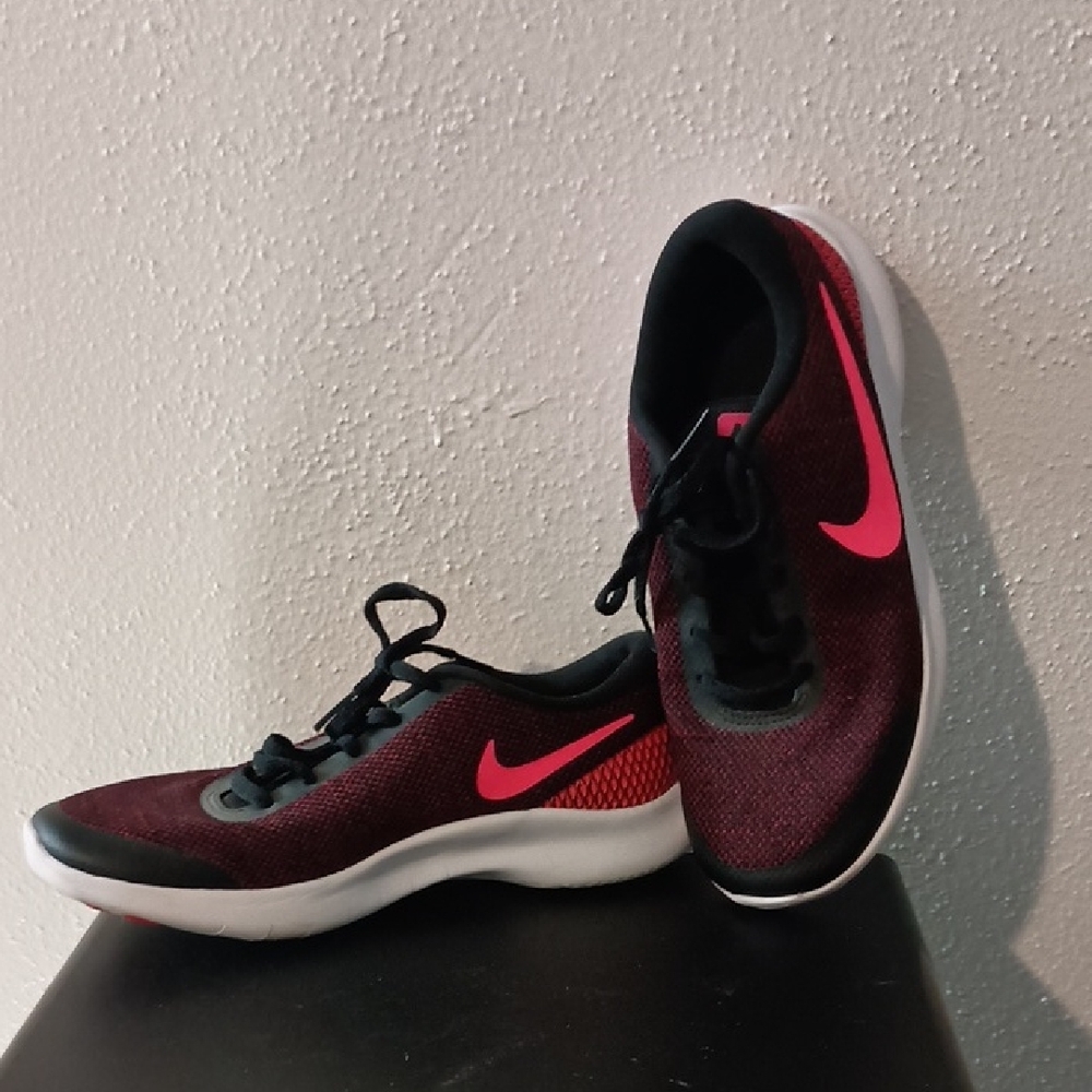 Nike Women's Sneakers - Black and Pink